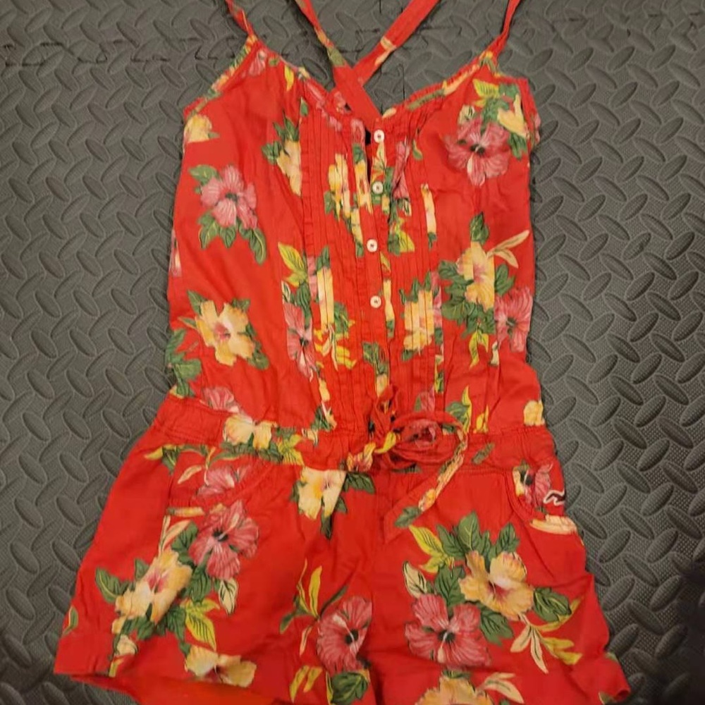 Cute hollister summery cross back romper XS